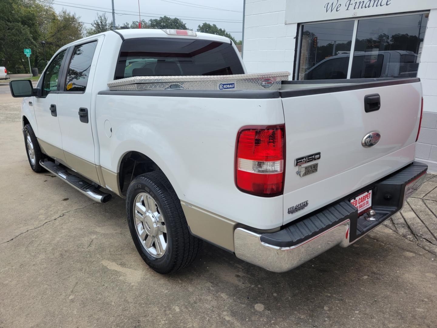 2008 WHITE Ford F-150 Lariat SuperCrew 2WD (1FTRW12W28F) with an 4.6L V8 SOHC 16V engine, 4-Speed Automatic Overdrive transmission, located at 503 West Court, Seguin, TX, 78155, (830) 379-3373, 29.568621, -97.969803 - Photo#3